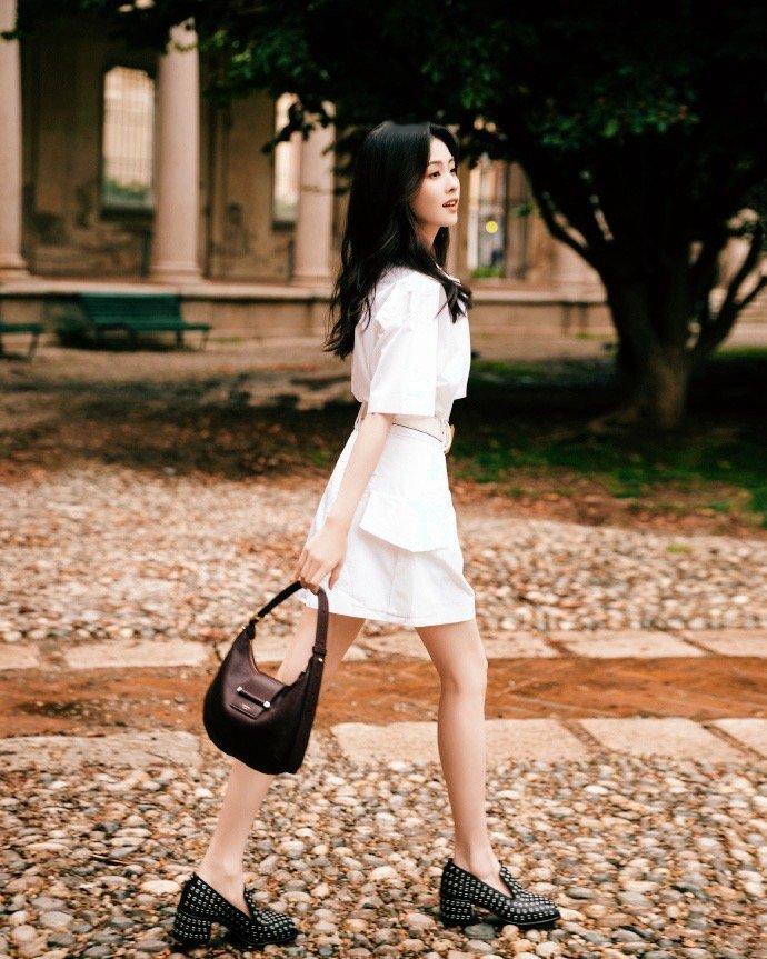 白鹿 一袭素衣，极简不是偷懒——这是优雅的嚣张！纯净的白，仿佛自带修图功能，仙气