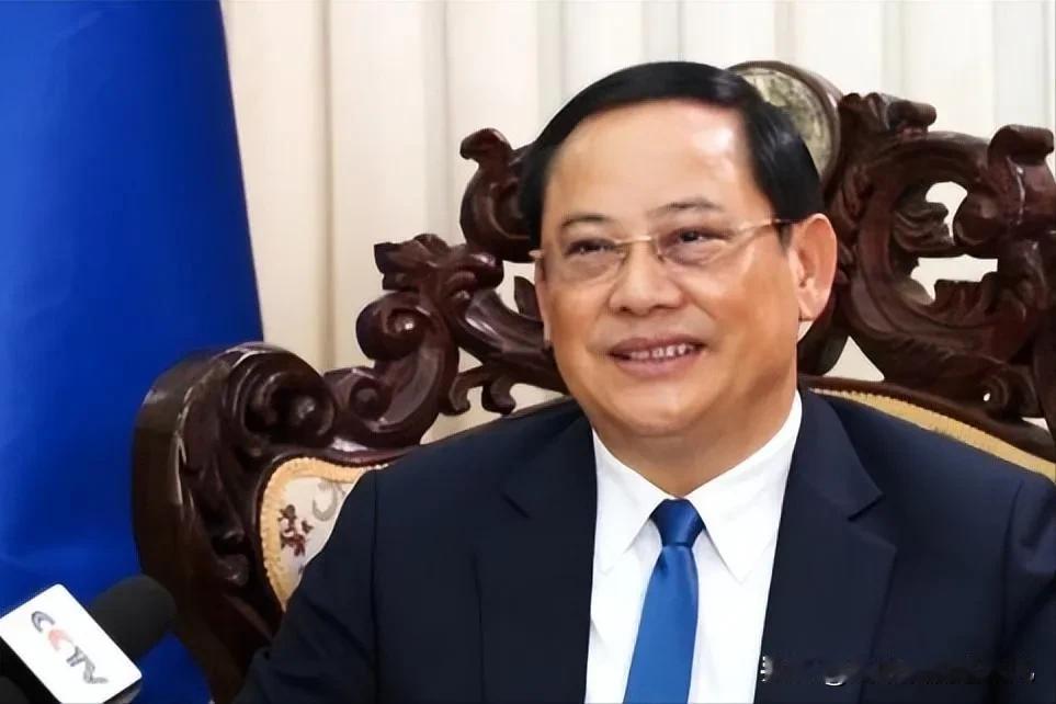 老挝国内重要国会会议上出现一幕极具现实冲击力的场景，占巴塞省参会代表情绪十分迫切
