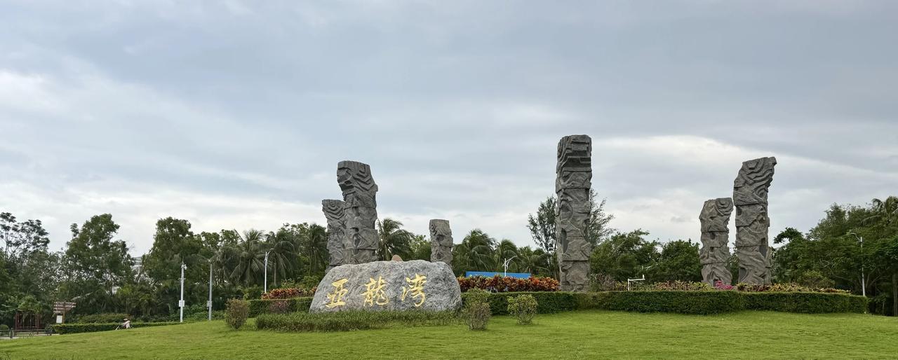 海南自驾游
博鳌是海南省琼海市下辖镇，位于琼海市东部海滨，万泉河入海口。它东临南