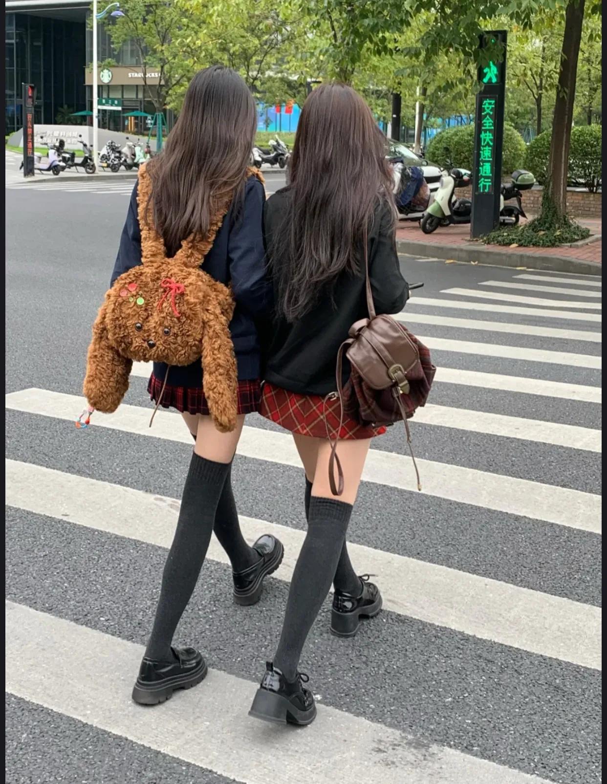 公司楼下看到的，感觉穿过膝袜的女生.….

简直是萌力全开，让人忍不住多看几眼！