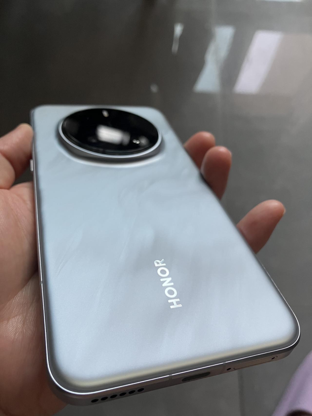 万万没想到啊，同事之前是非iPhone不用的人，这次居然换了个荣耀Magic7 