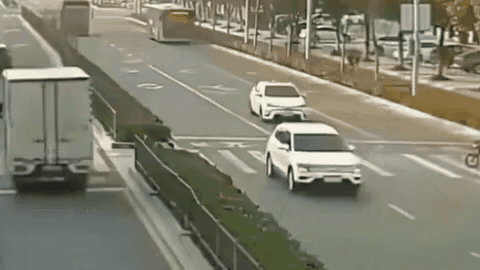 呵：压的真实着！
俺就是不撞你，不撞你，宁愿用车箱砸住你，也不用车头撞击你，要的