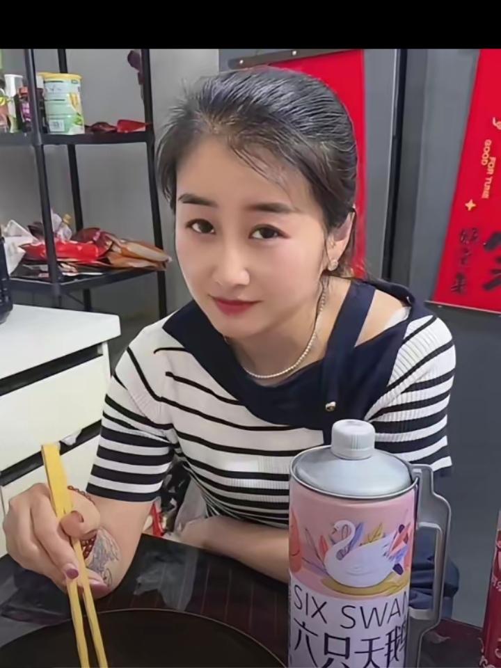 办公室发生一件特别有意思的事，男同事听说女同事脑子灵光，非要出谜语跟她打赌，猜对