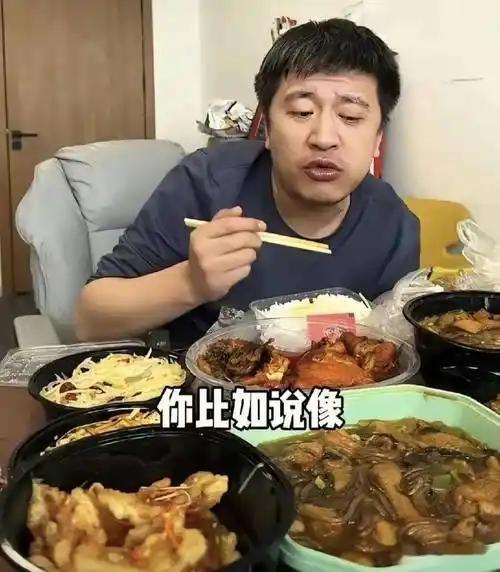 很多人都纳闷，张雪峰都身家过亿了，
为啥镜头前永远是一堆外卖盒，
顿顿重油重盐，