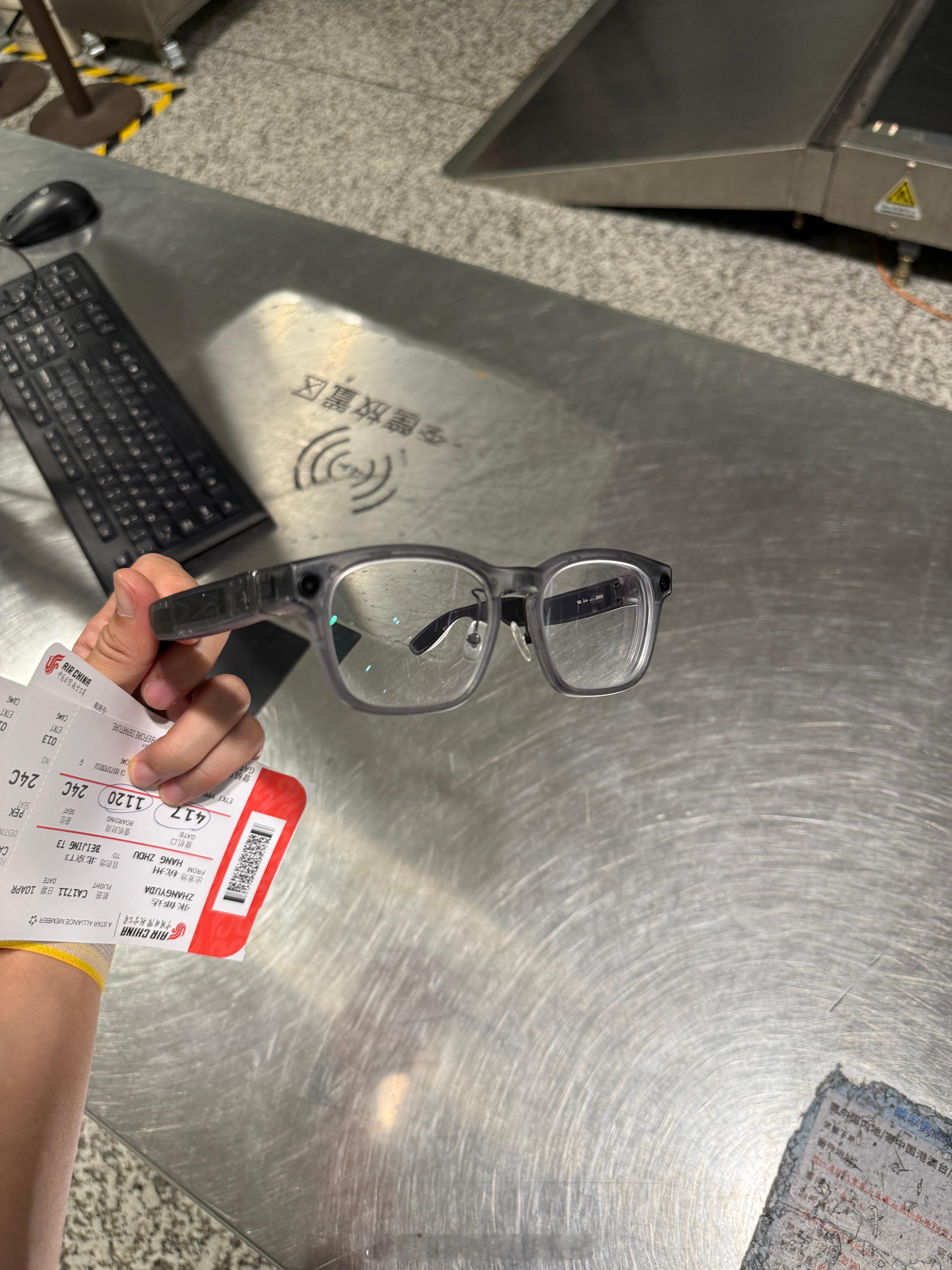 各地方的安检标准好像不一样有的地方电脑甚至都不用拿出来杭州连我的Livis眼镜都