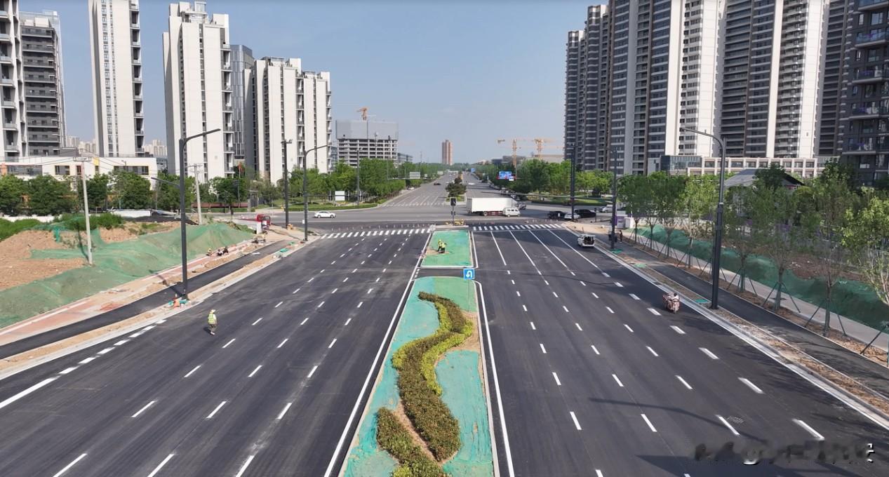 5月1日西安高新区两条市政道路全面通车

西安高新区丝路科学城两条新建市政道路5