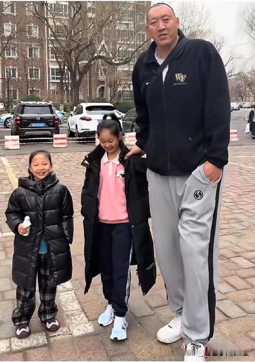 身高2.36米的男运动员孙明明实在是太高了，他的身高比姚明和一些运动员都要高，两