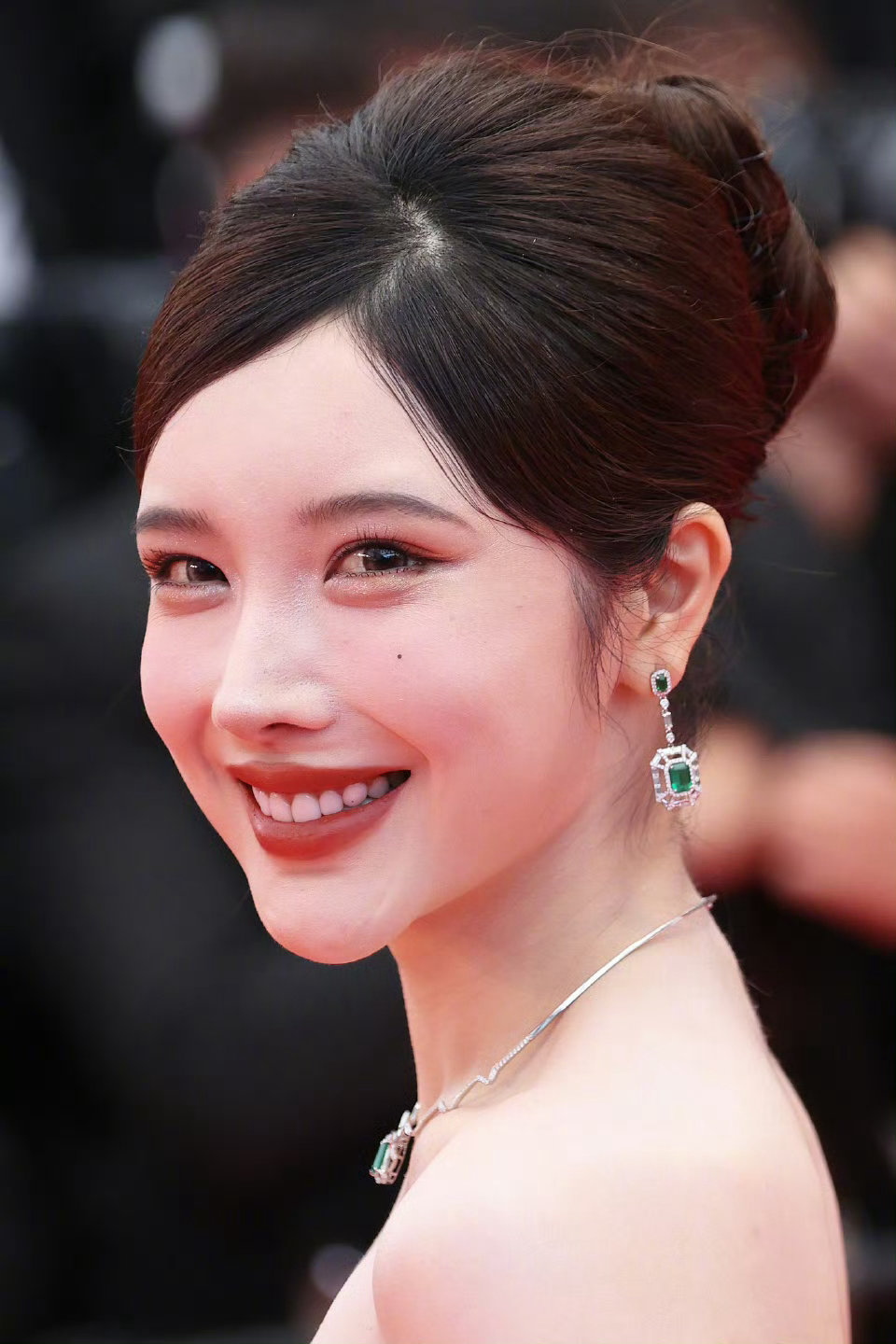 戴燕妮戛纳大屏飞吻戴燕妮的戛纳飞吻视频我愿称为年度最佳！明媚大气的美，隔着屏幕都