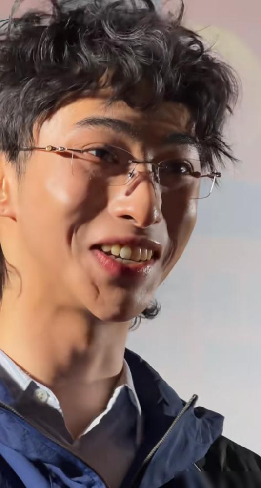 庾恩利全英文炸场甜茶见面会！网友却揪着他下巴吵疯了
你去翻现场片段就懂，全程跟