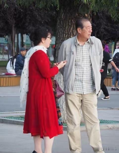 我真的害怕我老公了，他今年五十六岁，三十年改不了的坏毛病。
 
我们结婚整整三十