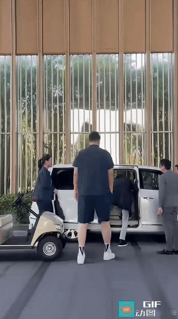 太高了，生活真心不方便。

网友拍到姚明乘坐GSL8，这种大型MPV在姚明面前就