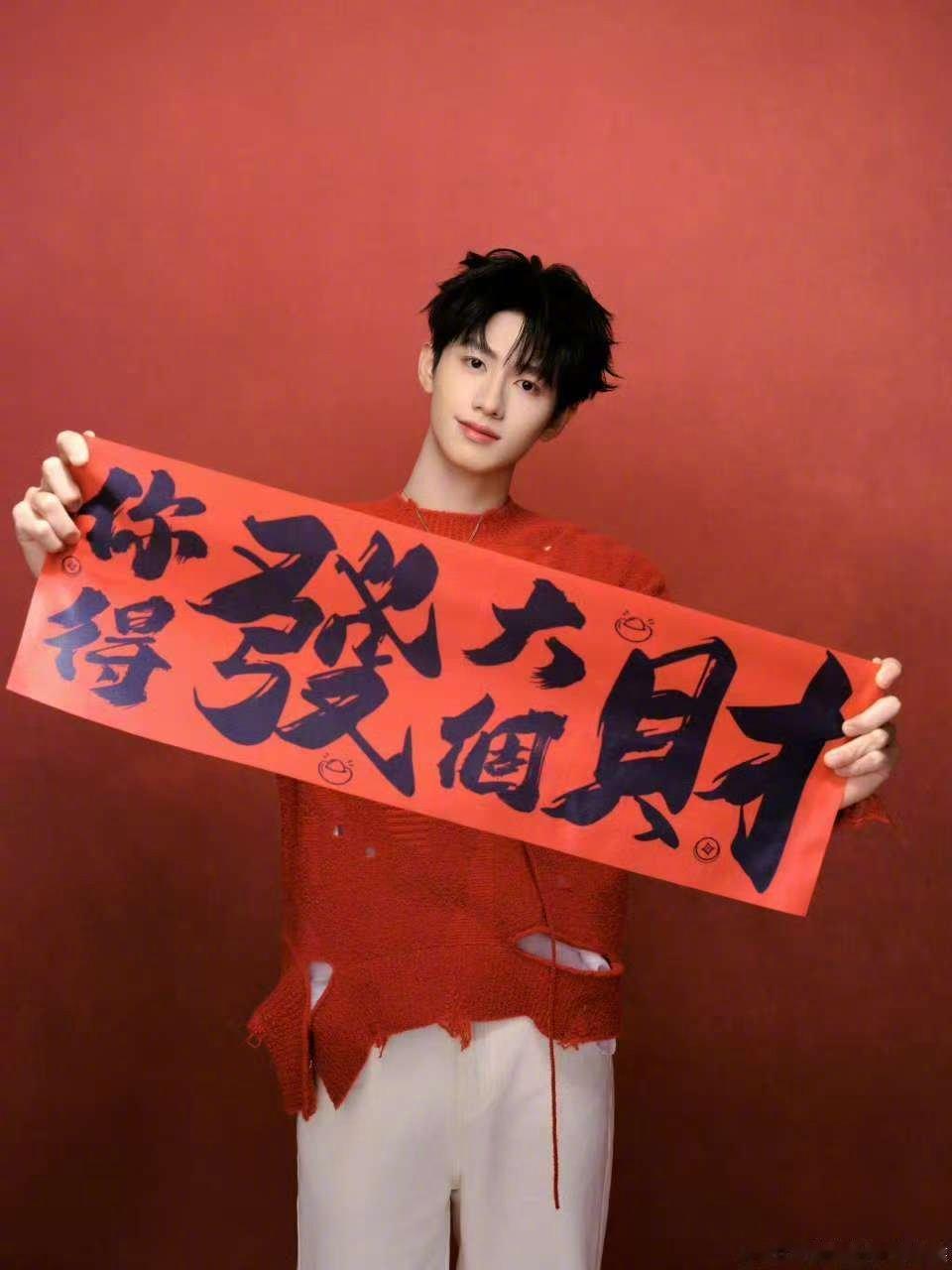 登陆少年空降超话  除夕将至， TOP不语只是默默送惊喜！五小登明天下午（28日