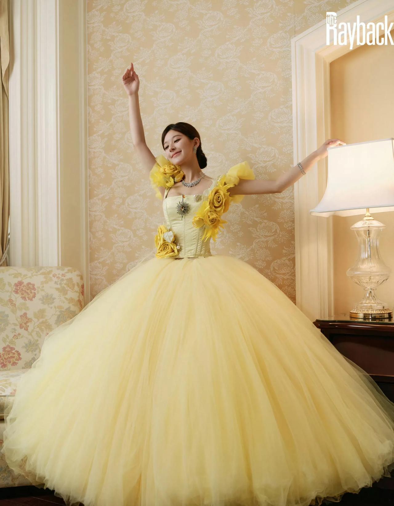 黄色连衣裙的赵露思好明媚，有没有人觉得她的眼妆有点重，稍微有点不合拍