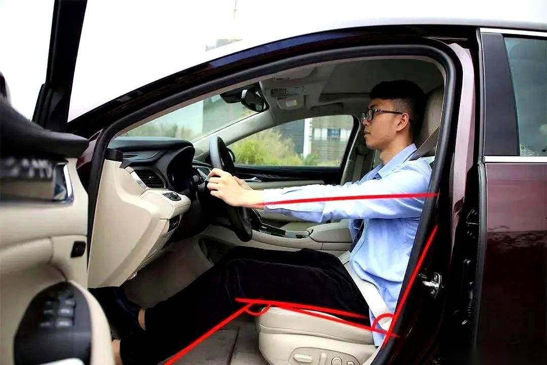 我开了20年车，一次刮蹭没有。不是我技术好，是我见过太多次，死神是怎么从方向盘上