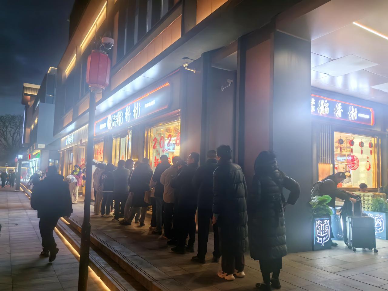 这就是领导人的号召力！隆福寺稻香村已经大排长队了，进门要排队，里面结账也要排队，