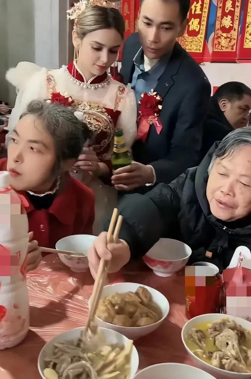 为国争光了，吾辈之楷模。外国靓妹，金发碧眼，小子艳福不浅！