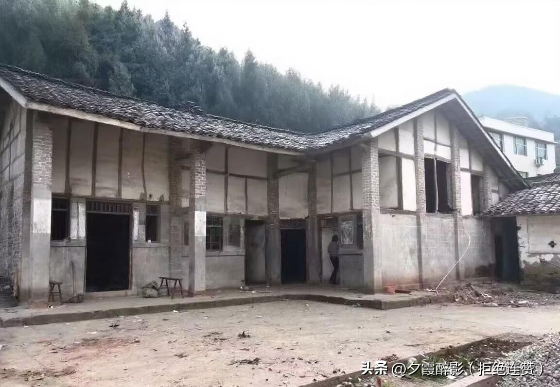 这张老屋照和这幅手绘，是今年怎么也舍不得删的存在。拆去的是砖瓦，留驻的是满屋子的