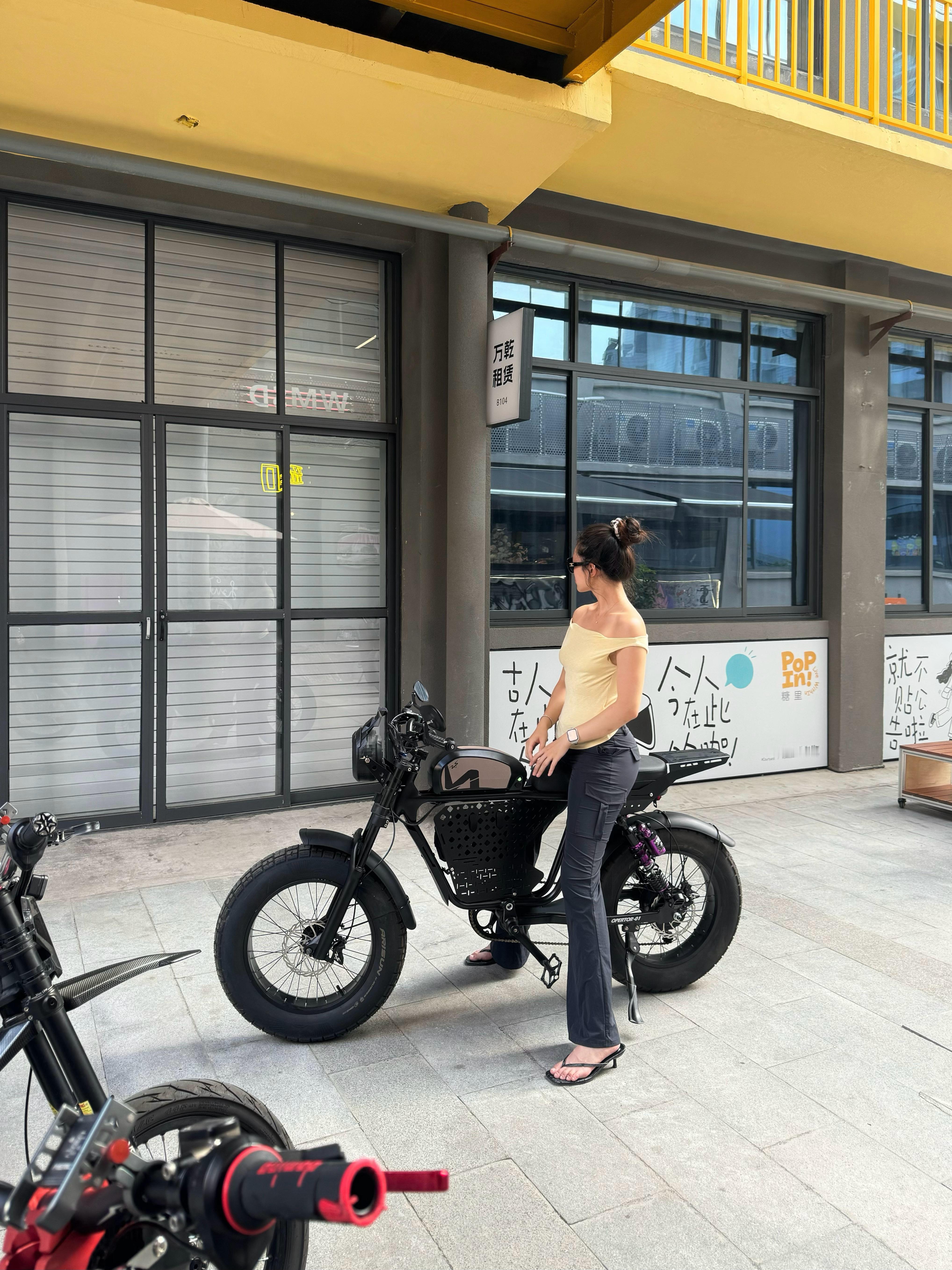 八月还有一事哎哟哎一一提新车了呀。有车之后通勤不用挤地铁，比打车方便。离自然更近