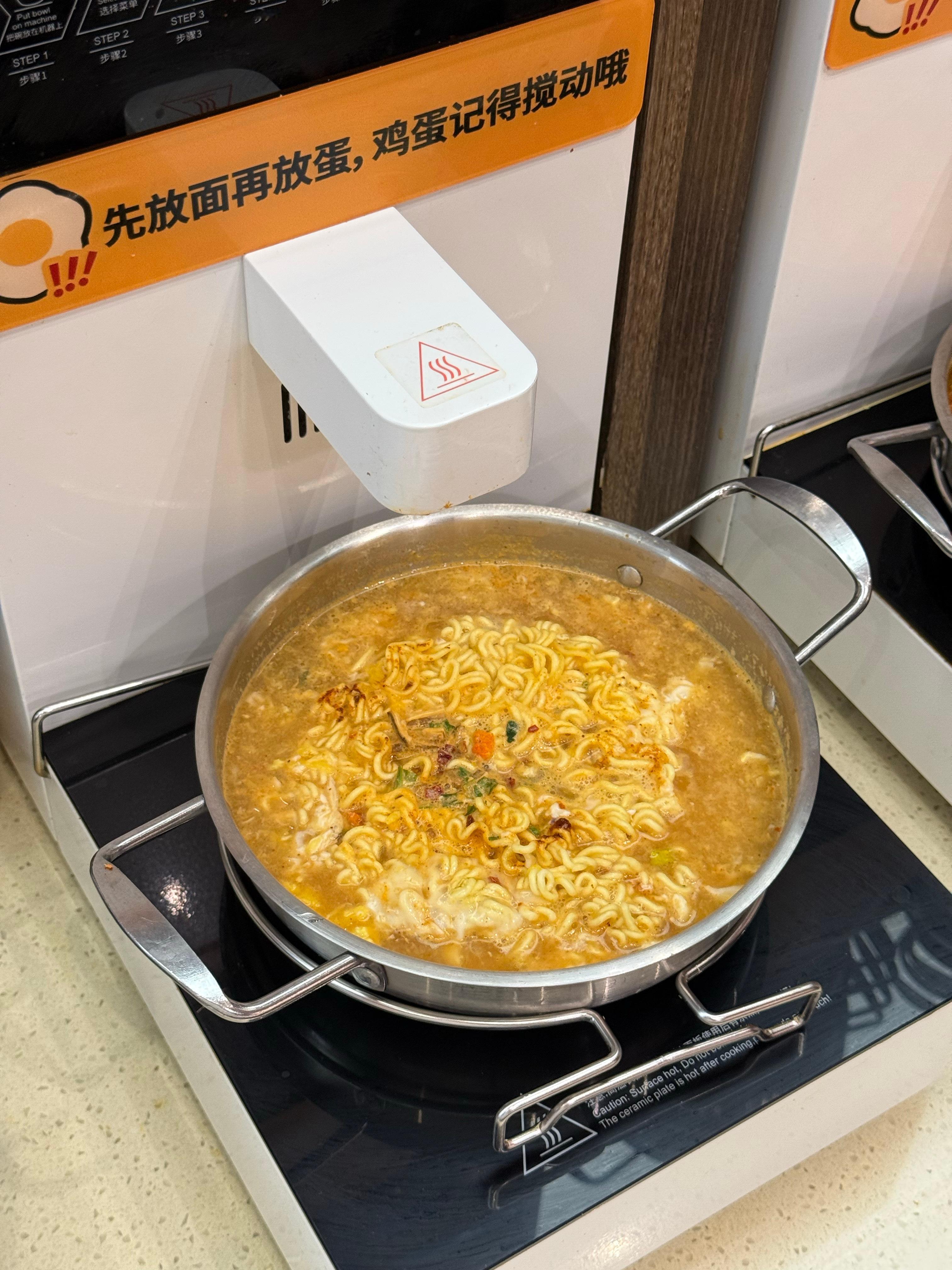 曾经我以为只有我会先把面饼和鸡蛋放好再加水，没想到今天又遇到一个糊锅的