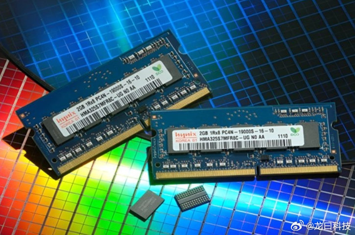 DDR5内存终于降价了，部分型号单月跌了近20%。比如32GB套装从2999降到