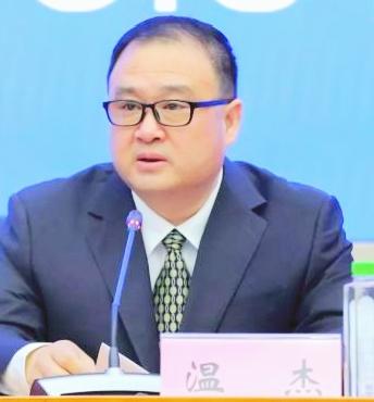 珠海市有点不对劲了，老郭倒了，隔着好几层的原扫黑办常务副主任温杰也倒了

大家看