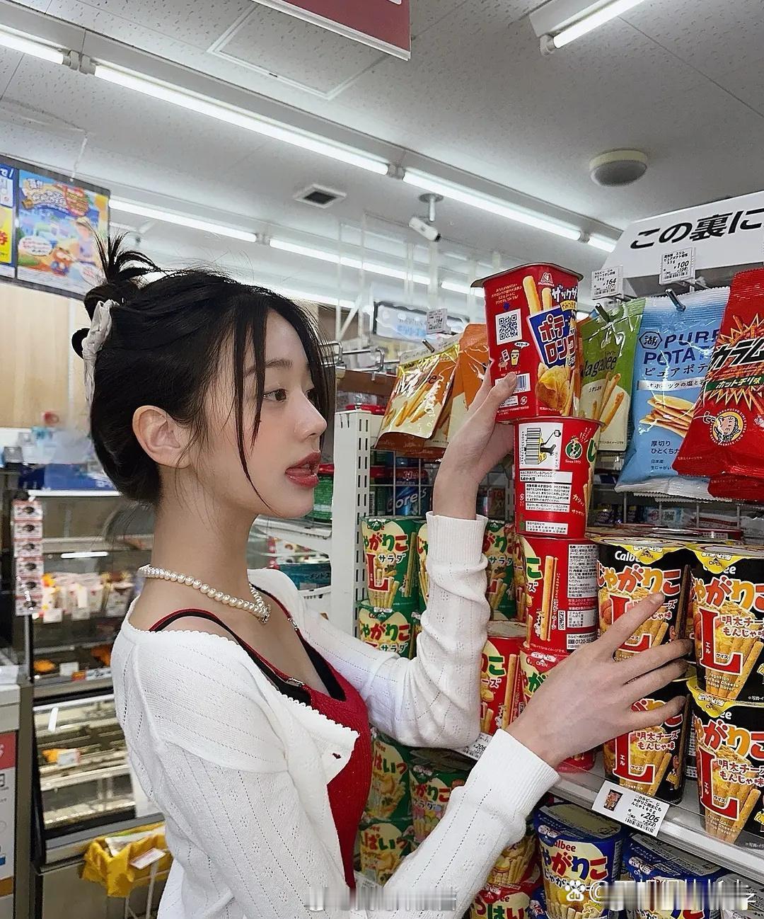 感觉张元英的舌头好像没在嘴里待过 