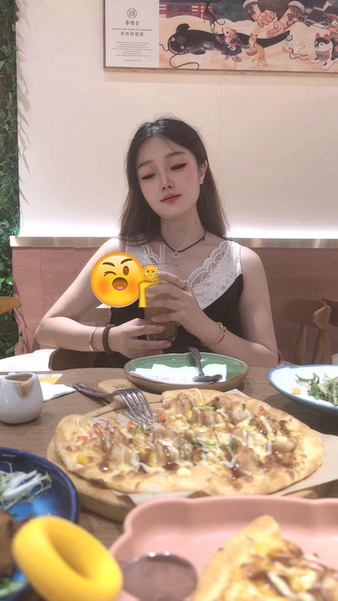 你喜欢的人身上，藏着你的品味和志趣。 你厌恶的人身上，藏着你的底线和原则。🌹