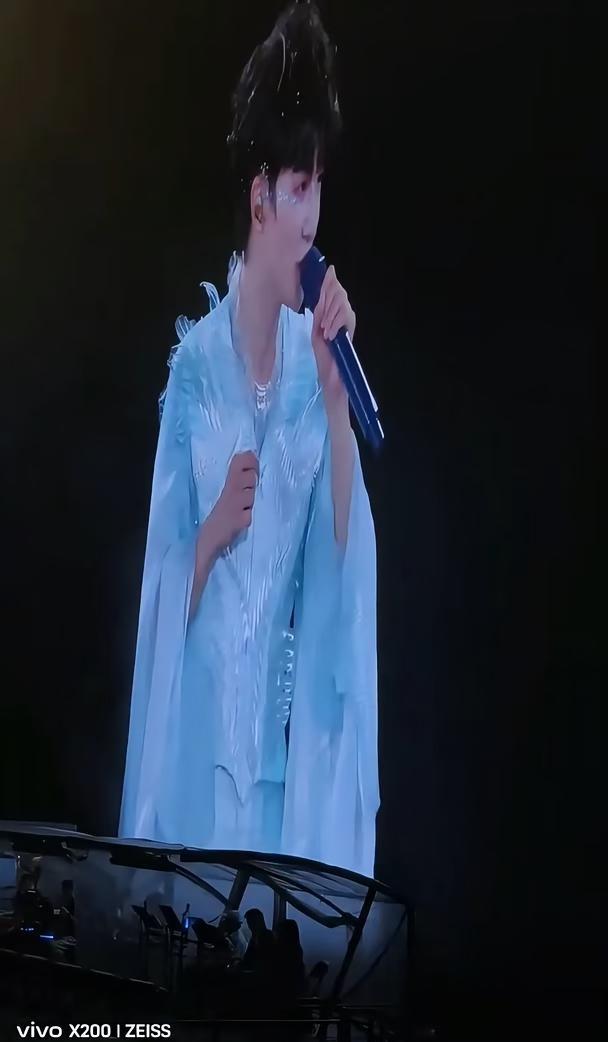 周深贵州激光笔事件
大家看完 不要乱传乱信 听周深工作室发声明！！！！生米 周深