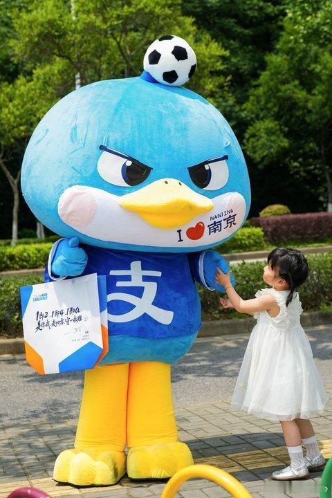 百店发支付宝助威袋为南京队加油带孩子游览大报恩寺遗址，孩子对点亮宝塔的互动充满好