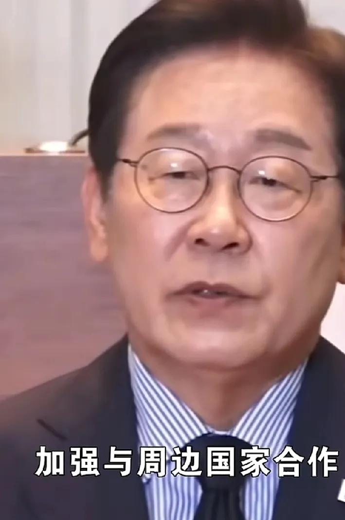有没有发现韩国总统很多是穷苦百姓出身。

李明博:小时候买最便宜的酒糟吃，经常吃