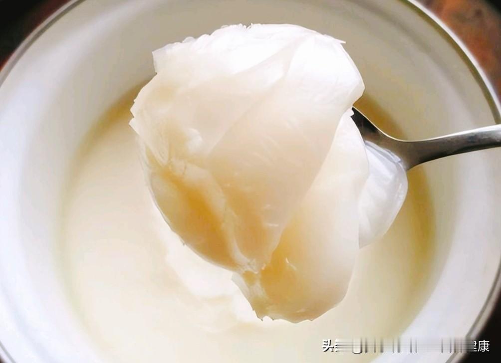 一. 严格控制摄入量
猪油饱和脂肪含量高约40%，过量会增加血脂异常、动脉硬化的