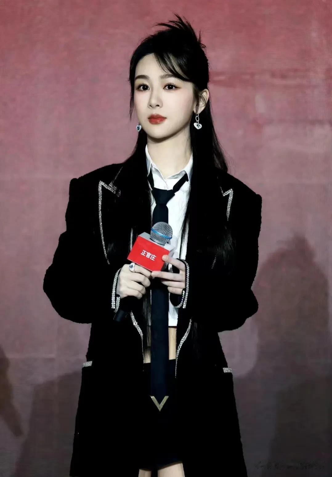 杨紫，有人说她胖，她就减肥成纸片人，有人说她妆造不行，她就尝试不同妆造风格，嘲笑