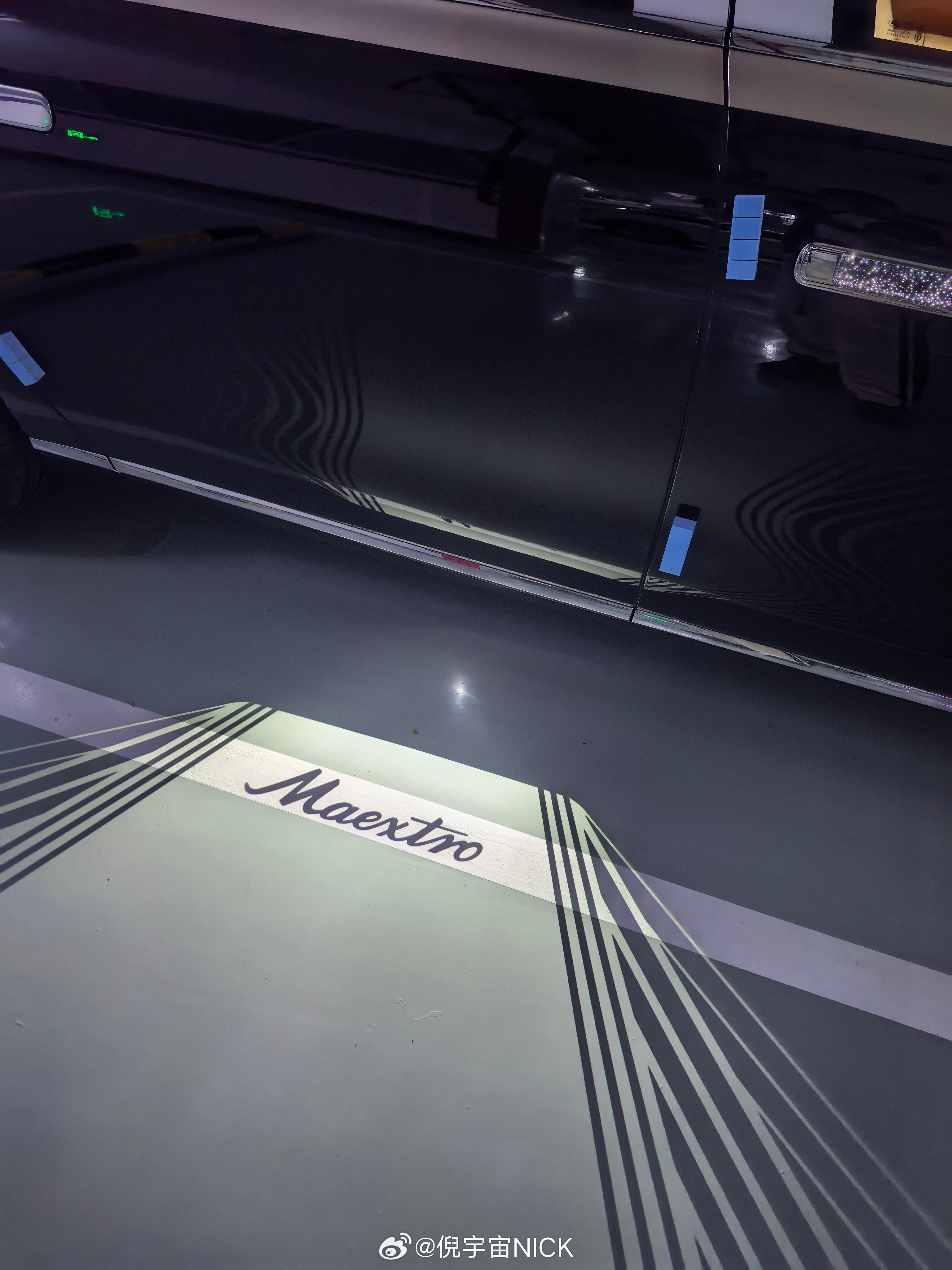 昨天拖着我疲惫的身躯 去小区楼下的停车场 拿后备箱的东西当走进的时候 车侧的迎宾