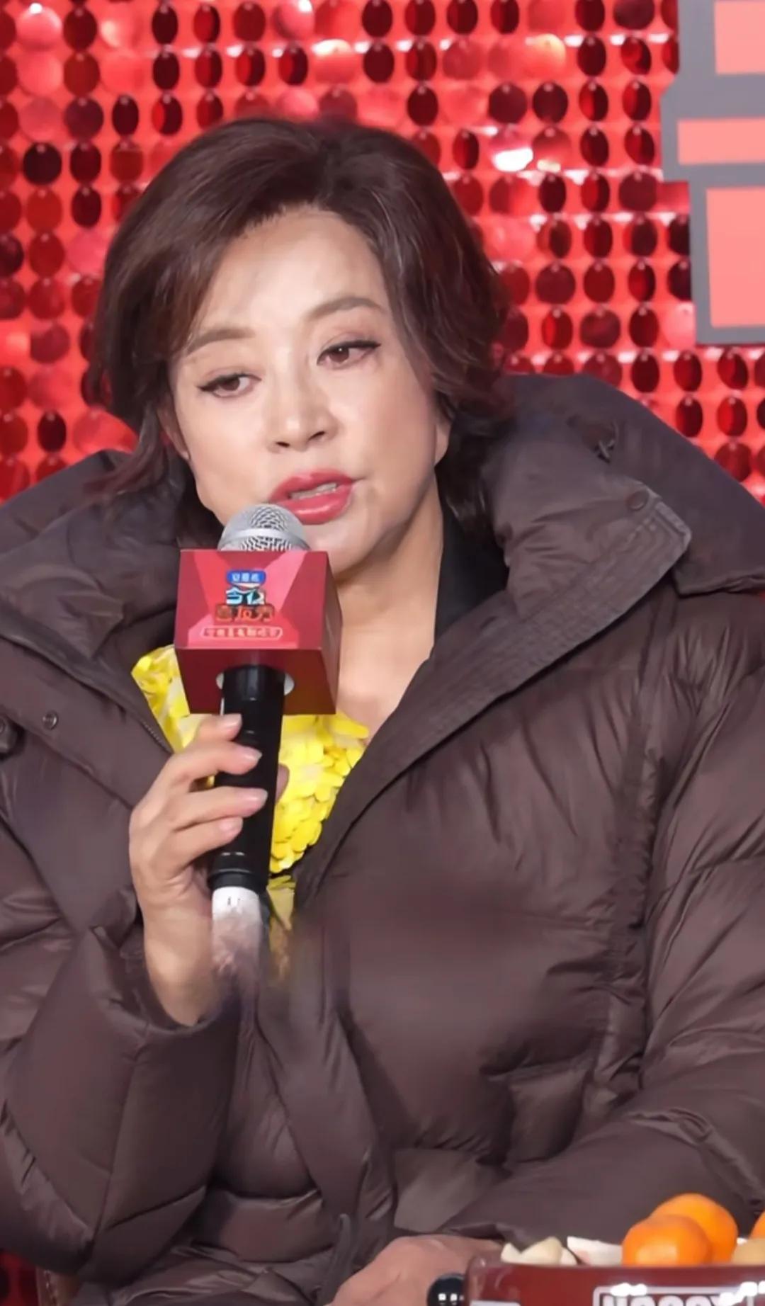 75岁刘晓庆离了美颜和滤镜与正常的老太婆没两样。和实际年龄相符。她演的武则天确实