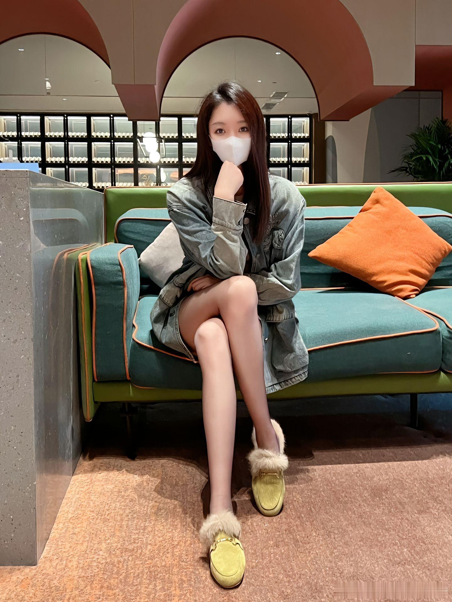 黑丝热裤，性感又可爱 ​​​