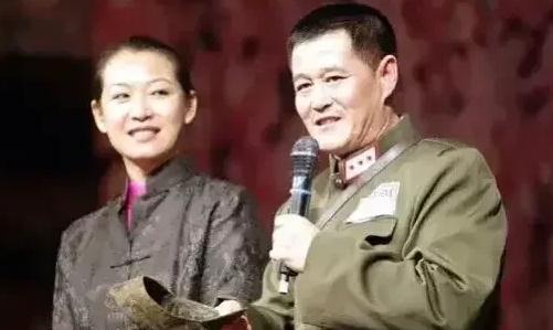 有一次，主持人问赵本山：“当初你和前妻离婚，难道不怕别人背后议论吗？”赵本山坦然
