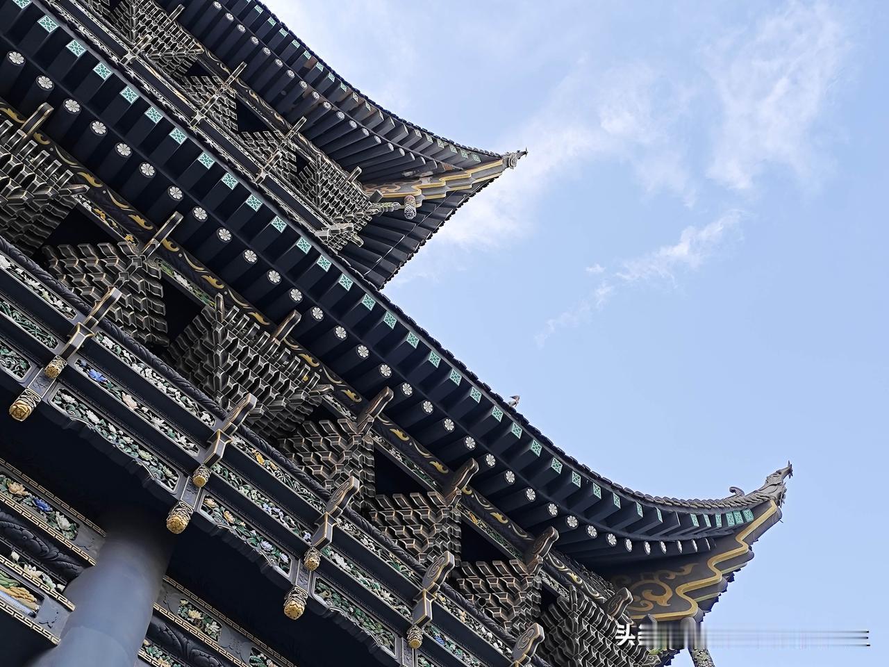 寻常的美好，才是生活本真！
 
     吴忠清真寺的一隅，青砖浸着岁月，将信仰