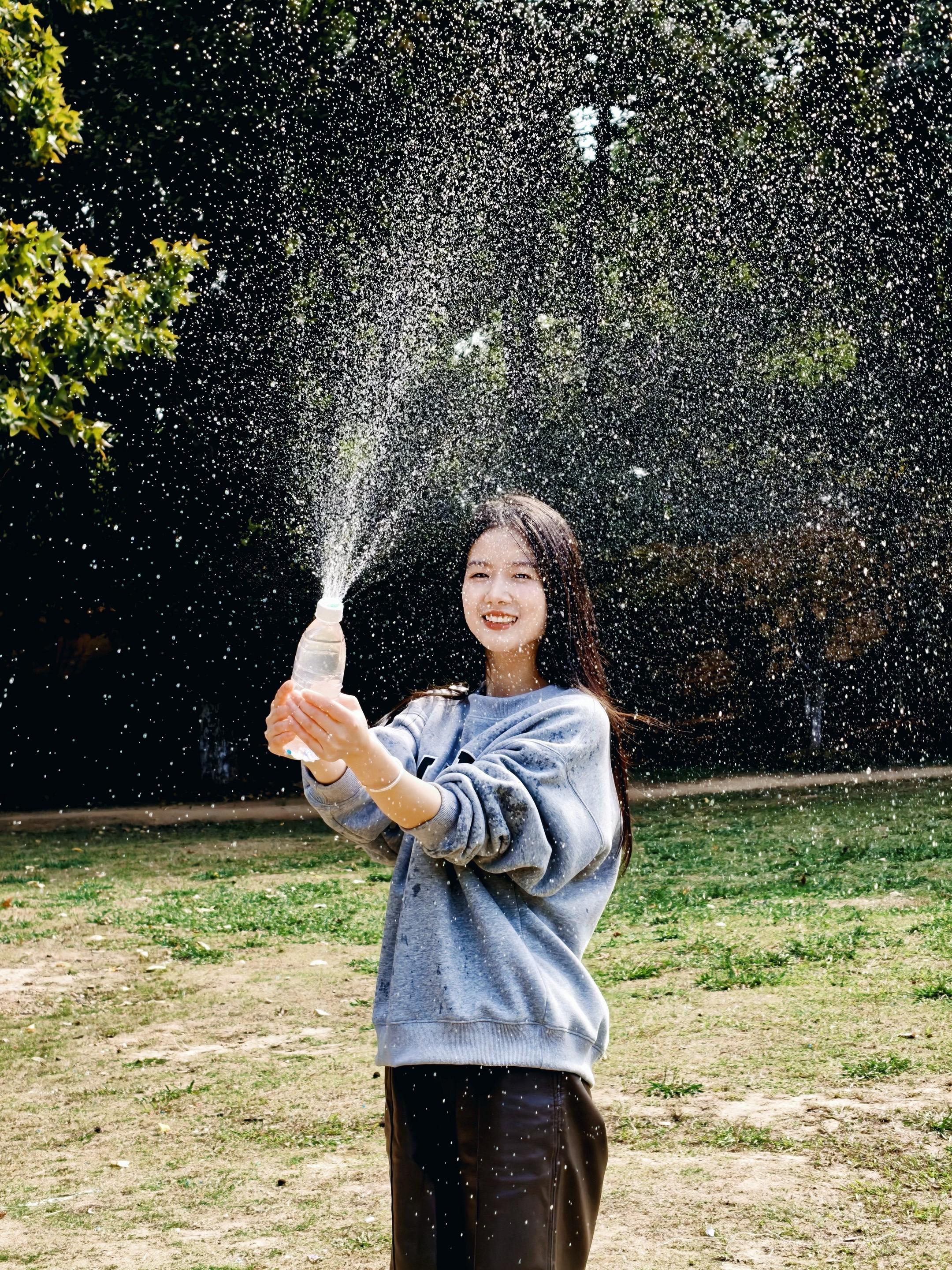 即兴撒野！矿泉水瓶解锁灵动水花氛围感。如何利用简单的的道具拍出自己的人...
