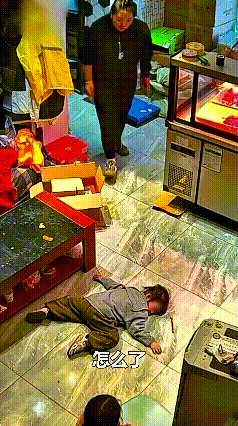 你瞅瞅多吓人嘞！小孩儿搁家里吃东西，一不小心叫食物卡着喉咙了。瞬间上不来气，憋得