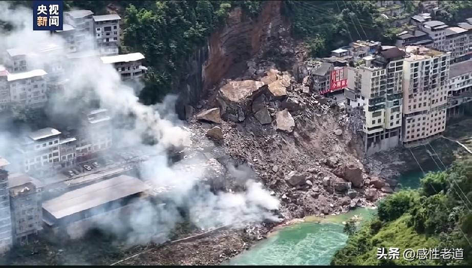 央视新闻发来的无人机视频真的让人震撼和同情，滚滚山石瞬间掩埋楼房、封堵道路的场面