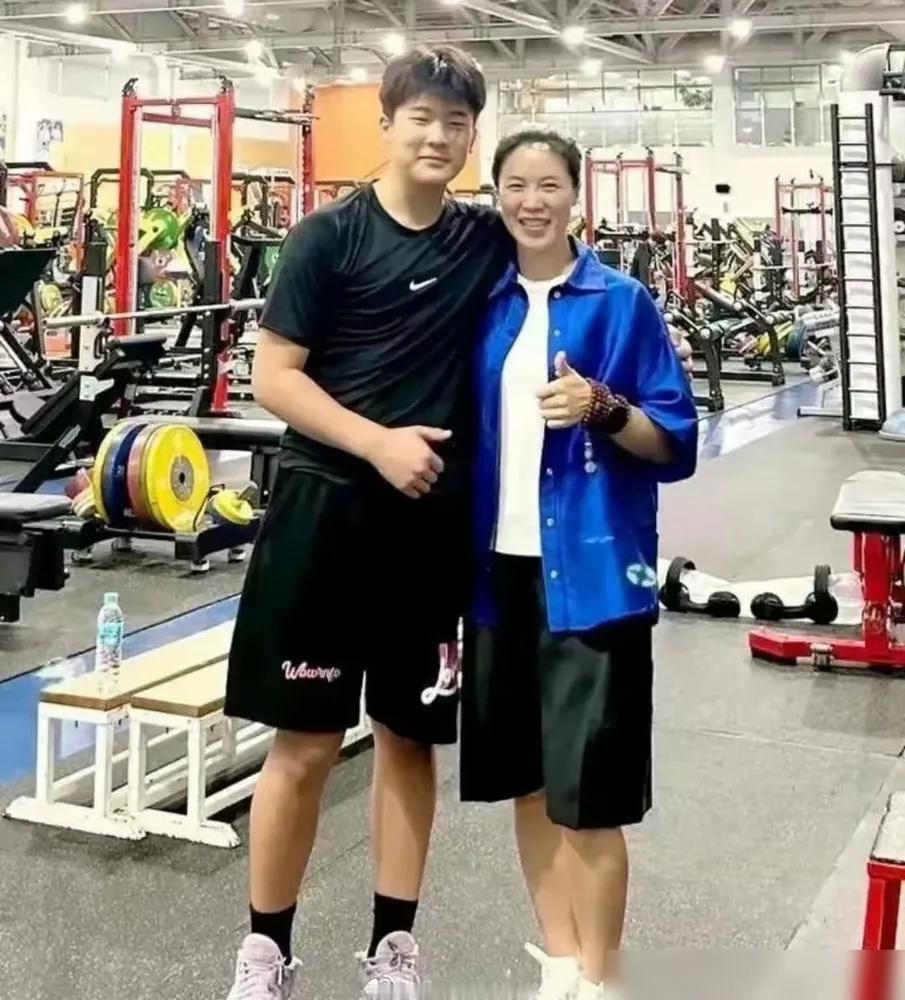 王楠15岁的儿子身高飙到1米8，可我看到他脚上穿的鞋，才明白什么叫顶级豪门。王楠