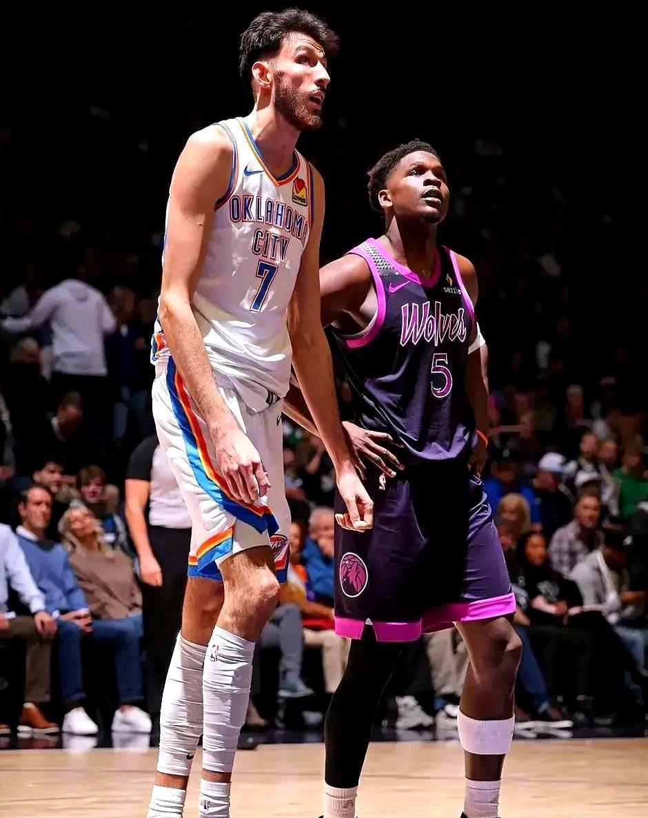 顶薪球员在板凳席擦汗时，爱德华兹已经用一记绝杀终结了比赛。
你看关键数据：比赛最