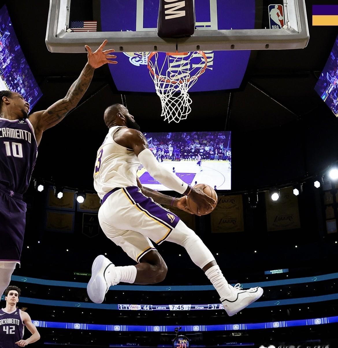 41岁还能这样飞，NBA到底怎么了？
詹姆斯完成反篮双手背扣。
20年前，他就是