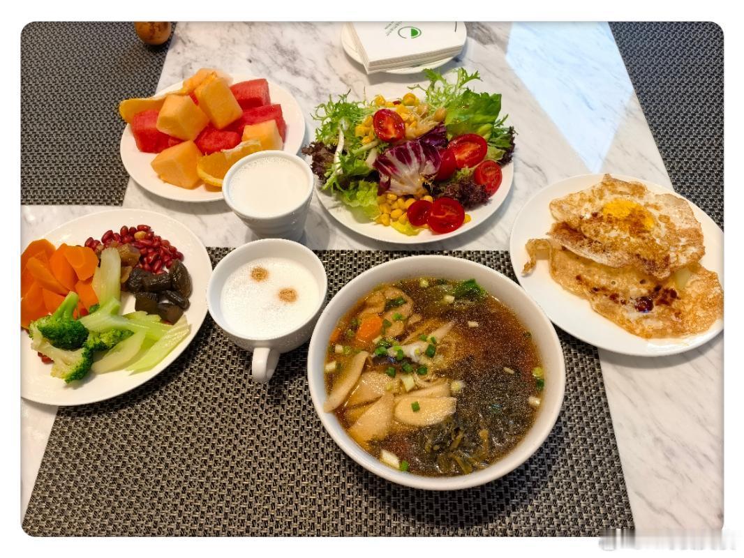 昨天的晚餐相当好吃，每一道菜都对胃口。两个人三个菜吃的不亦乐乎！盐水鹅，红烧笋干