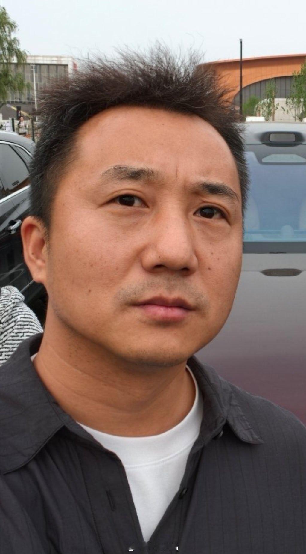 她说这猴子长得像你哈哈哈哈 