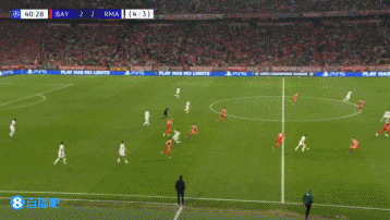 助攻姆巴佩扳平总比分前，维尼修斯反击中左脚打门击中横梁弹出