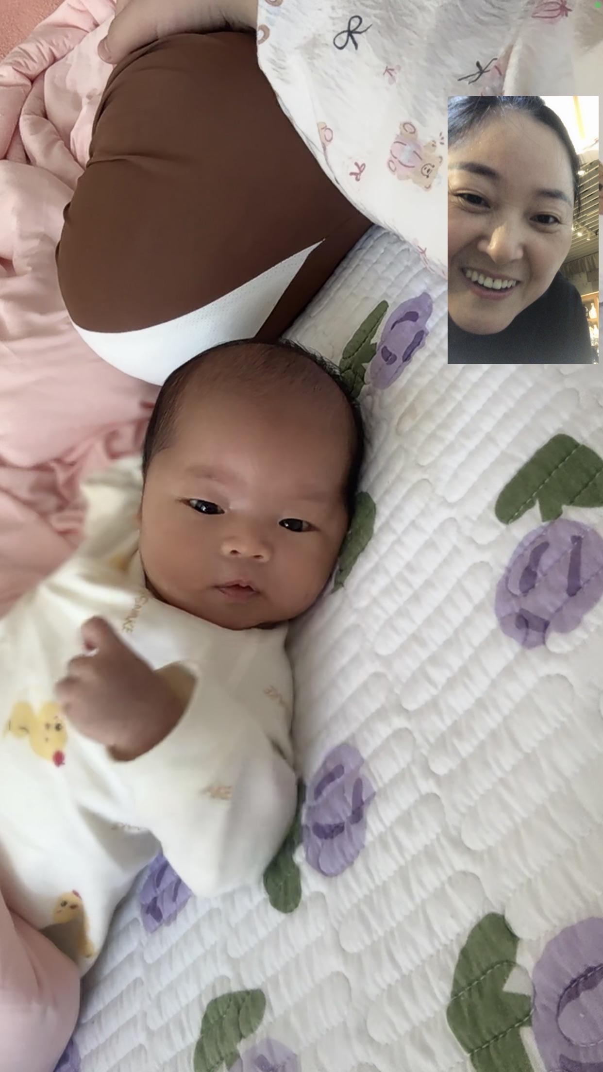 今年最喜欢的相片，喜迎小外孙女宝宝的到来。
在产房门口，当护士把她轻轻放进我怀里