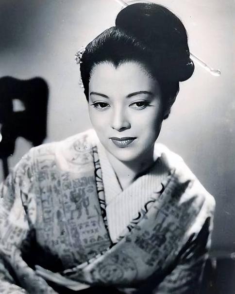 1945年，李香兰将被执行枪决，谁料，临刑前她突然解开衣服扣子，掏出了一张皱巴巴