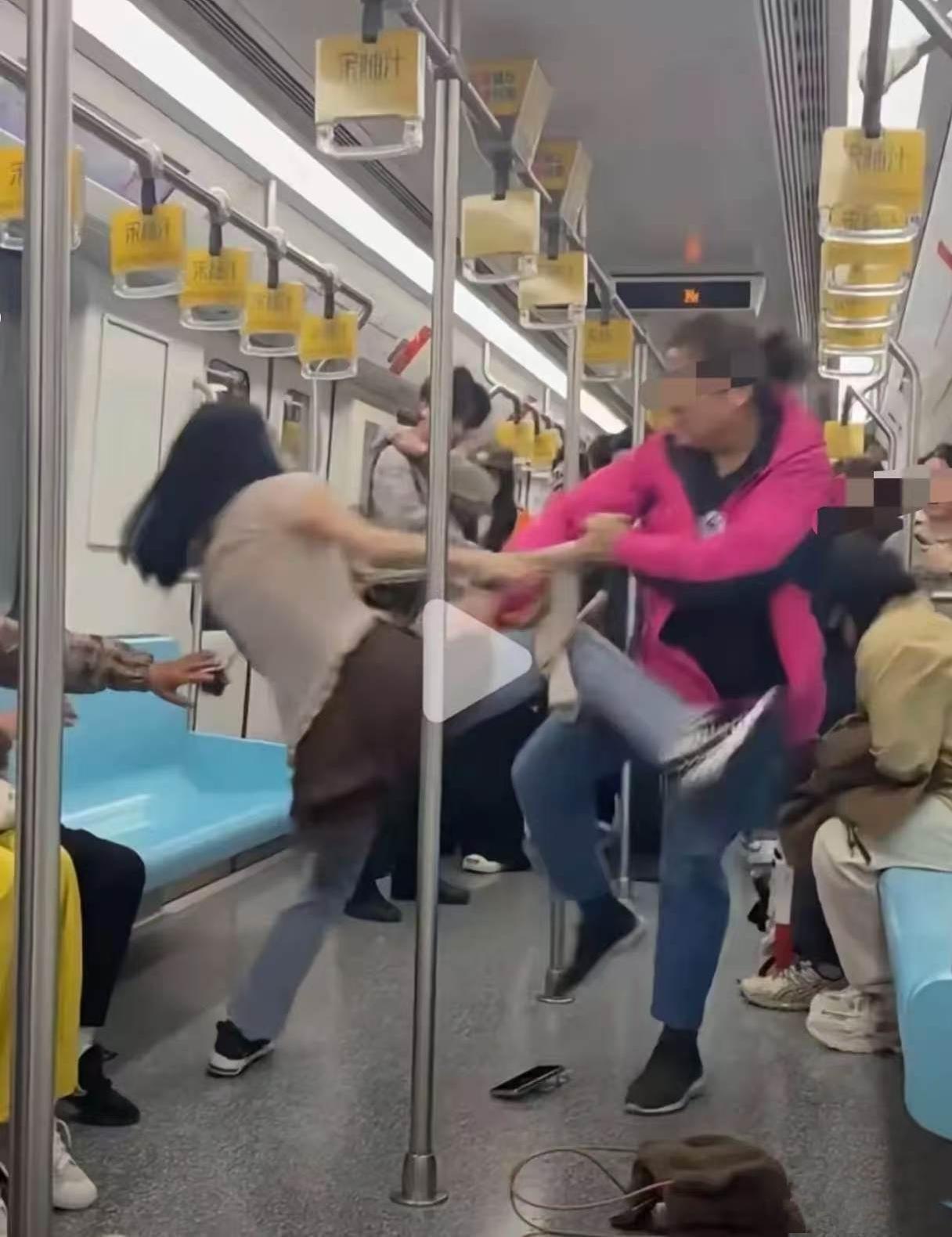 上海地铁上两女子互殴，为什么没人上去拉架？

原因很简单：

①想站在中间用力量