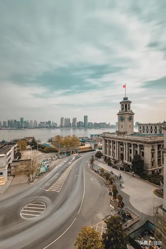 武汉，一座浪漫与江湖气并存的城市。漫步在黄鹤楼前，看那夕阳余晖洒在古老的建筑上，